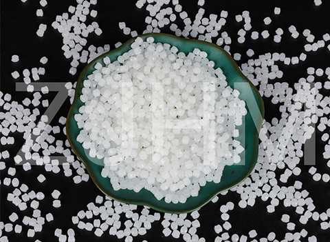 Granule z vysokohustotního polyetylenu (HDPE).